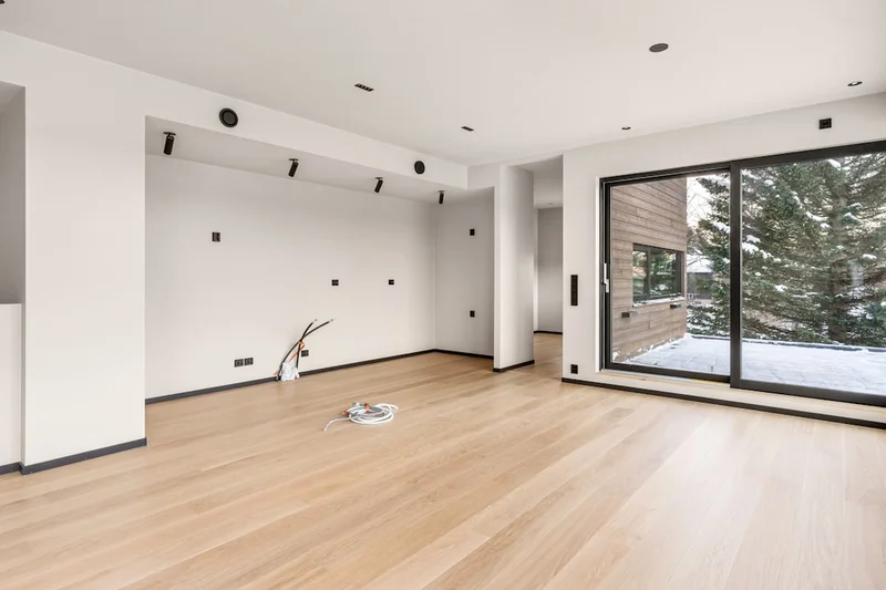 Stanza vuota con molte finestre pronta per la ristrutturazione