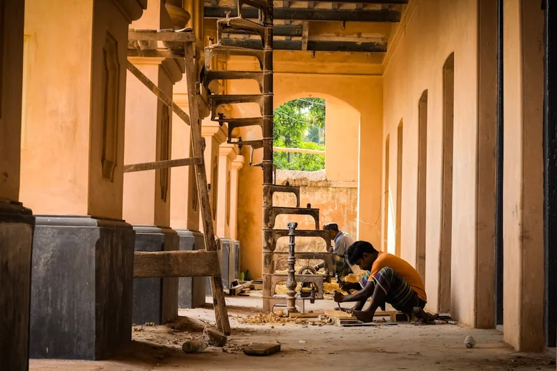 Artigiano al lavoro con il legno